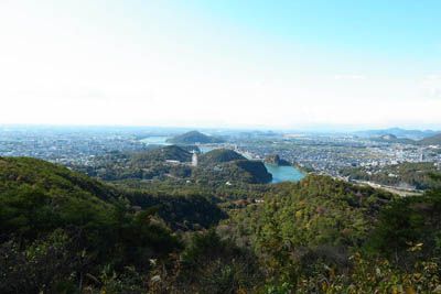 継鹿尾山の外観