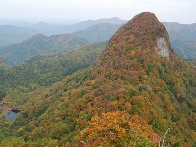 甑山の外観