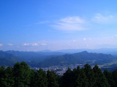 鳥見山の外観