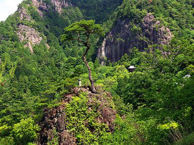 鳳来寺山の外観