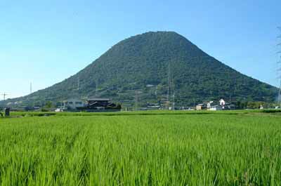 飯野山の外観