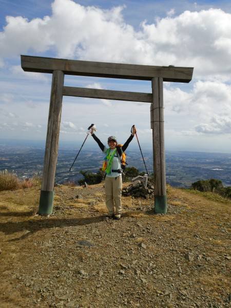 2015.10.31登山。
登り→井戸谷コース
下り→北尾根コース
よく晴れた日で登り下りは長袖+半袖でちょうどいいくらいでしたが山頂は風が強くて寒く、夏用ウィンドブレーカー+フリースでちょうど位でした。
北尾根は下りでもキツかった…。