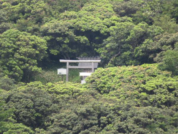 山頂から北西を見るとあんな所にも祠が?帰ってから調べてみると、なんと椿大神社奥宮だそうです(無知ですみません)。今日は寄らずに山を降りたのですが、またいつか再チャレンジしたいと思います。