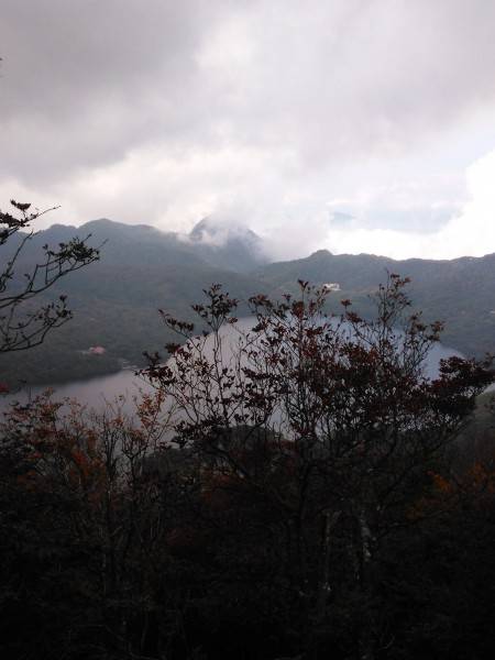 10月の上旬に登りました。黒檜山登山口→頂上→駒ケ岳→下山です。
黒檜山頂上までは岩場の急な登りで登山に慣れてないとかなりキツイです。
残念ながら頂上ではガスっていて景色は見られませんでした。