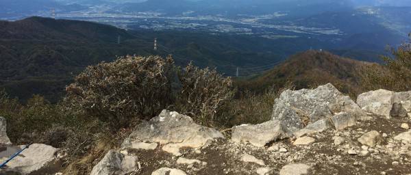 10月中旬に登りました。駒ケ岳→黒檜山頂上→駒ケ岳→下山のルートです。岩場の急な登りが続くので初心者の自分には少しキツかったです。でも、この日は天気も良く絶景でした。