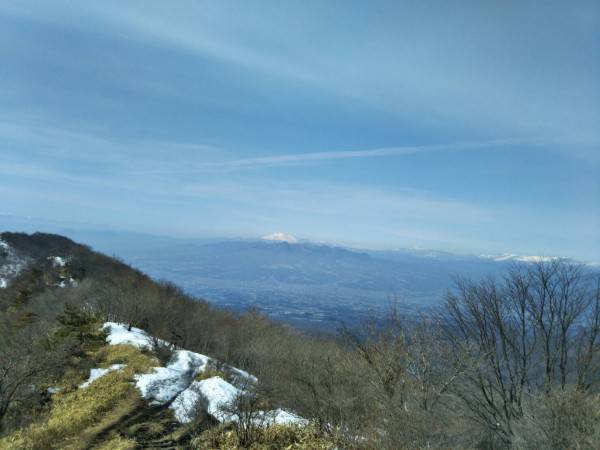 赤城山系の鍋割山に登ってきました。まだ雪は残っていて、軽アイゼン付けて良かったと思いました。1時間半くらいで、写真のような絶景に会えるお得な山です。。富士山も霞んでいましたが見えました。夏よりすれ違う人が多い感じでした。