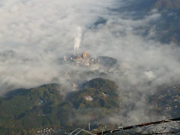 11/13に一の鳥居からピストンで登ってきました。一の鳥居0645発、0930に下山です。秩父市内は、この時期特有の霧に包まれて幻想的でした。セメント工場が天空の城のようで美しかったです。