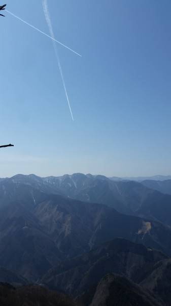 行程はきつく、凍っている箇所も多いため、軽アイゼン必須です!
子持山と大持山の間に絶景スポットがありました。