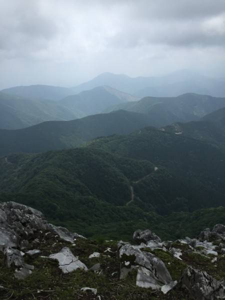 山頂付近は視界が良かったですが、少し曇っていました。