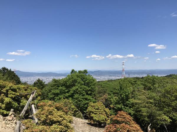 5月18日に登りました。
鹿、子熊2頭を見ました。
動物の生息エリアなのでスズやラジオがあった方が安心できると思います。
登山口や寺付近に自販機がないので、食糧、飲み物は事前に用意した方が良いと思います。
コース自体は整備してありとても気持ちよく登ることが出来ました。