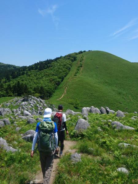 初心者 福岡 登山 福岡・太宰府の霊峰「宝満山」。人気ルート正面登山道から登ってみた！